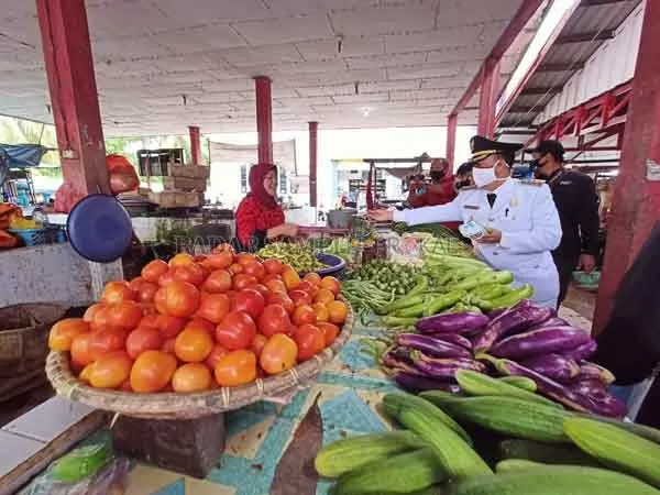 MASKER: Bupati Seruyan Yulhaidir (kanan) ketika membagikan masker kepada sejumlah pedagang dan pengunjung Pasar Sayur Ikan (Saik) Kuala Pembuang, beberapa waktu lalu.(HUMAS PEMKAB/RADAR SAMPIT)