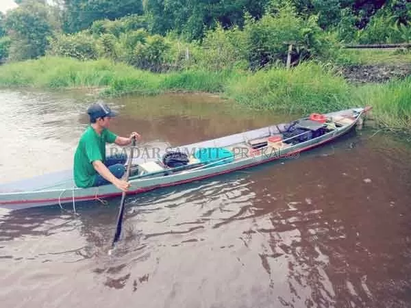 DIAMANKAN: Slamet Fauzi, warga Kelurahan Mendawai, Kabupaten Kotawaringin Barat bersama perahu dan peralatannya, yang dipergoki patroli Polair Polres Kobar lantaran menangkap ikan di Sungai Arut dengan cara disetrum, Jumat (15/10) pukul 11.00 WIB.(Istimewa/Polair Polres Kobar)