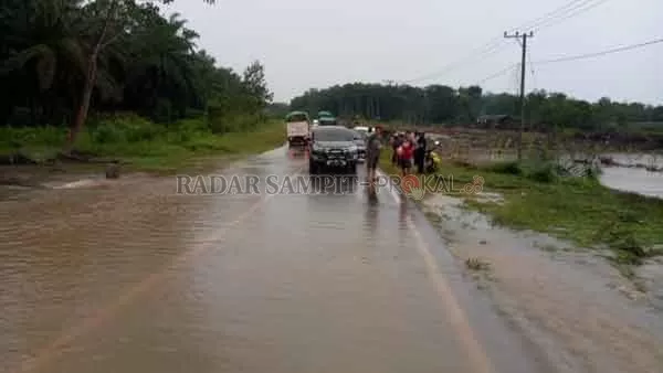 BANJIR: Kondisi terkini banjir yang merendam jalan Jenderal Sudirman KM. 99 Desa Rungau Raya, Kecamatan Danau Seluluk, Kabupaten Seruyan. (ISTIMEWA/RADAR SAMPIT)