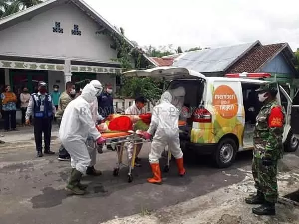MENDADAK : Proses evakuasi dilakukan oleh  Satgas Covid-19 dan Polresta Palangka Raya setelah tubuh pria berinisial JU  ditemukan kondisi terlentang di atas tempat tidur di kediamannya,  di Komplek Tegal Sari.(istimewa)