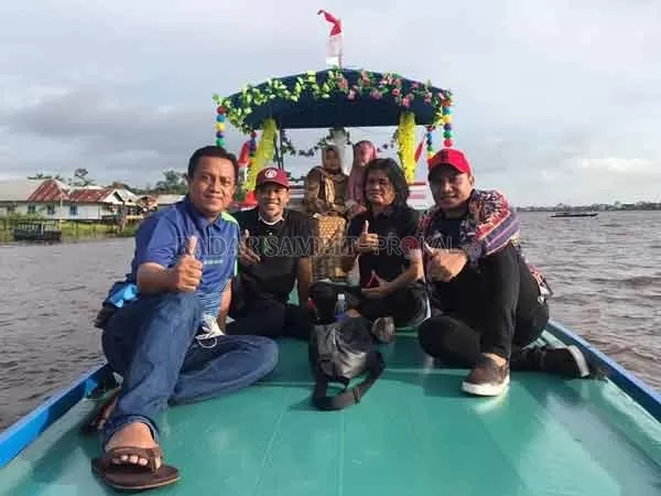 WISATA: Bupati Kotim Supian Hadi saat menikmati wisata susur Sungai Mentaya beberapa waktu lalu.(DOK.RADARSAMPIT)