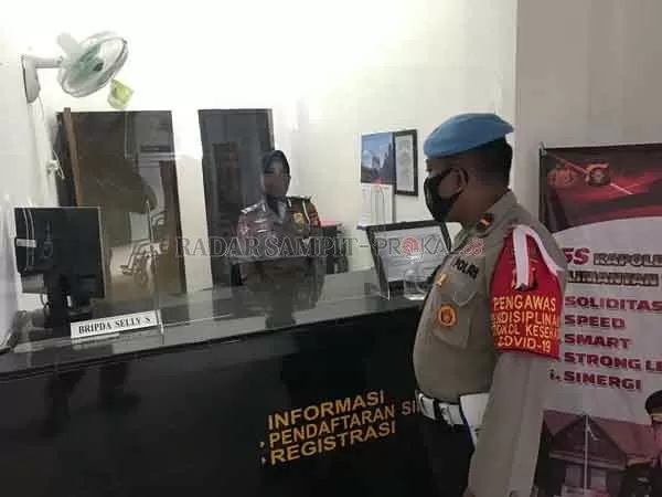 PEMANTAUAN : Petugas propam Polresta Palangka Raya, saat memantau pelayanan di jajaran Satlantas Polresta palangka raya terkait pembuatan SIM. (IST/RADARPALANGKA)