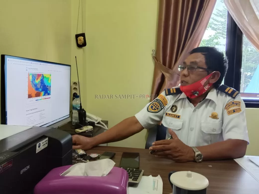 MASIH AMAN : Kasi Keselamatan Kesyahbandaran dan Otoritas Pelabuhan (KSOP) Panglima Utar Kumai, Slamet menjelaskan pantauan layar monitor terkait gelombang di Laut Jawa, Selasa (20/10) SULISTYO/RADAR PANGKALAN BUN