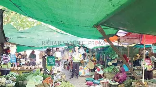 PROTOKOL KESEHATAN : Satlantas gencarkan kampanye protokol kesehatan di Pasar Tradisional.(   SATLANTAS/RADAR PANGKALAN BUN)