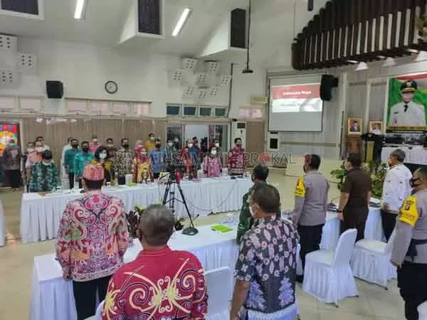 HADIRI ACARA : Wakil Bupati Seruyan Iswanti (baris kiri) ketika menghadiri Rakor Tim Penanggulangan Kemiskinan Provinsi Kalteng di Palangka Raya, Kamis (22/10).(IST/RADAR SAMPIT)