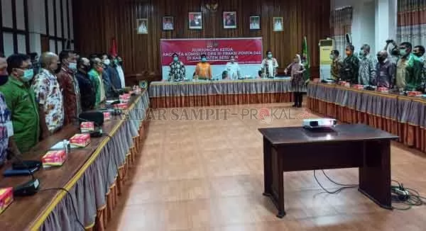 KUNJUNGAN: Anggota Komisi VII DPR RI Willy Midel Yoseph (tengah) diterima langsung oleh Bupati Seruyan Yulhaidir di Aula Kantor Bupati Seruyan, Kamis (22/10) kemarin.(   (ALDI SETIAWAN/RADAR SAMPIT))