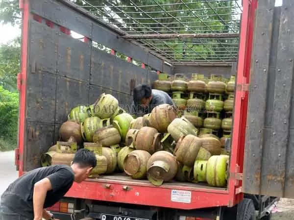 UNTUK WARGA MISKIN: Aktivitas bongkar muat tabung elpiji 3 kg di salah satu pangkalan yang ada di Kota Sampit, beberapa waktu lalu.(Dok.Radar Sampit)