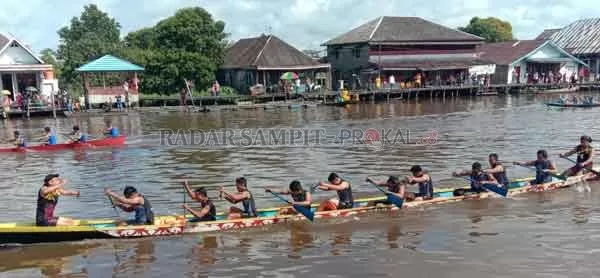 SEMANGAT : Peserta lomba dayung HUT ke 61 Kobar saat beradu cepat di lintasan Sungai Arut dengan mengambil start di Pelabuhan Pelindo III, Kelurahan Raja, Kecamatan Arut Selatan, Kabupaten Kobar, Jumat (23/10).(SULISTYO/Radar Pangkalan Bun)