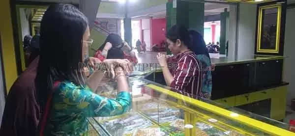 SEPI : Kegiatan transaksi di salah satu toko emas di pasar SAIK Kuala Pembuang, yang masih terbilang lesu sejak pandemi Covid-19 melanda.(HENDRI EDITIA/RADARSAMPIT)