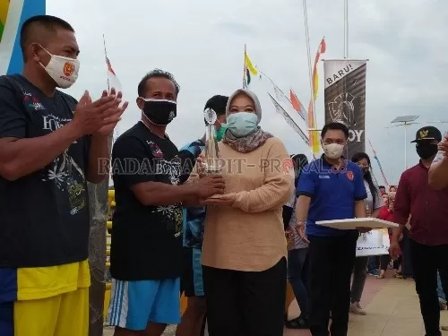 JUARA : Bupati Kobar Hj Nurhidayah menyerahkan hadiah kepada pemenang lomba dayung HUT Kobar ke-61, di Kampung Sega (WFC) Minggu (25/10). (SULISTYO/RADAR PANGKALAN BUN)