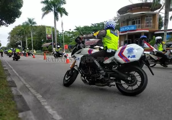 PERSIAPAN : Personel Direktorat Lalu Lintas Polda Kalteng yang tergabung dalam Operasi Mantap Praja (OMP) Telabang 2020 saat melaksanakan latihan.(istimewa)