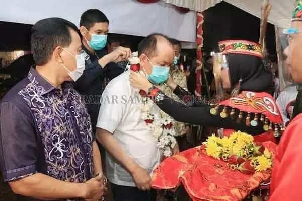 DISAMBUT MERIAH: Pengalungan bunga kehormatan yang dilakukan kepada Ben Brahim, calon gubernur Kalteng saat bertandang ke Desa Rubung Buyung, Kotim, kemarin (26/10).