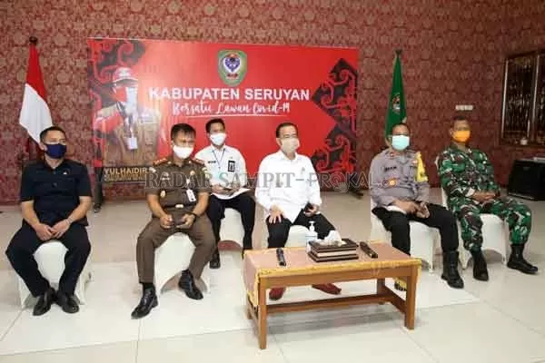 RAKOR: Bupati Seruyan Yulhaidir (tengah) bersama dengan perwakilan unsur Forum Koordinasi Perangkat Daerah (FKPD) terkait saat mengikuti rapat koordinasi (rakor) yang digelar melalui video conference di Rujab Bupati Seruyan belum lama ini.(PROKOMSERUYAN/RADAR SAMPIT)