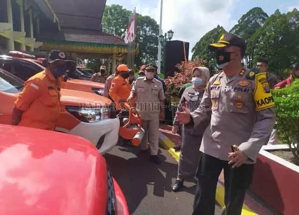 PENGAMANAN : Bupati Kobar Hj Nurhidayah didampingi Kapolres Kobar AKBP Devi Firmansyah saat mengecek Sapras pengamanan libur dan penanggulangan bencana usai apel gabungan pengamanan di Halaman Kantor Bupati Kobar, Rabu (28/10).(RINDUWAN /RADAR PANGKALAN BUN )       RINDUWAN /RADAR PANGKALAN BUN   PENGAMANAN : Bupati Kobar Hj Nurhidayah didampingi Kapolres Kobar AKBP Devi Firmansyah saat mengecek Sapras pengamanan libur dan penanggulangan bencana usai apel gabungan pengamanan di Halaman Kantor Bupati Kobar, Rabu (28/10).