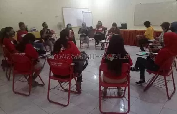 PELATIHAN : Kegitan succses story  di salah satu kelas Universitas PGRI Palangka Raya, dalam memberikan pelatihan kepada mahasiswa, Kamis (29/10).(Agus Fataroni/Radar Palangka)
