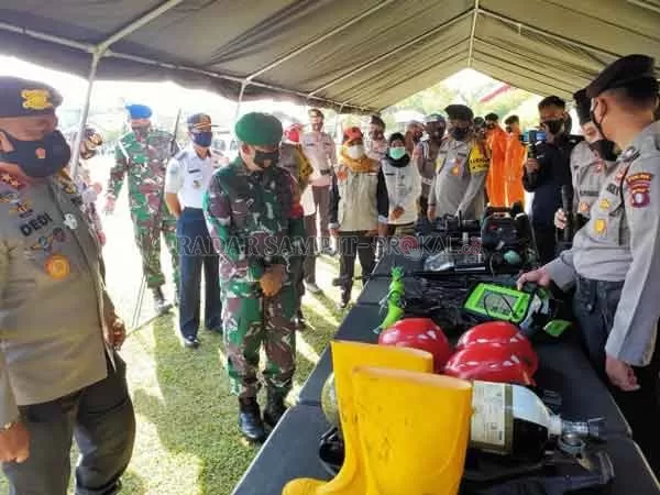 ANTISIPASI : Pengecekan  personel dan sarpras di Lapangan Apel Barigas Mapolda Kalteng  Jalan Tjilik Riwut kilometer 1 Kota Palangka Raya, Rabu (28/10).(DODI/ RADAR PALANGKA)