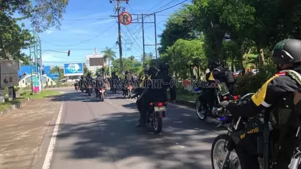 PATROLI BERSENJATA : Personel Sat Brimob Polda Kalteng bersenjata lengkap patroli skala besar di beberapa titik keramaian di dalam Kota Palangka Raya, Jumat (30/10).(IST/RADAR PALNGKA)