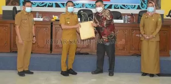 SEMANGAT : Walikota Palangka Raya Fairid Naparin bersama para generai milenial dalam satu pertemuan di rumah jabatan Walikota Palangka Raya, baru-baru ini.(DODI RADAR PALANGKA)