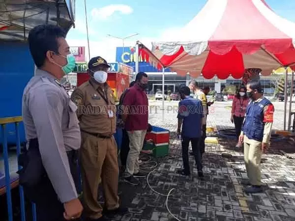 CEK: Tim Satgas Covid-19 Kotim saat melakukan pengecekan wahana permainan anak yang berlokasi di halaman pusat perbelanjaan di Sampit belum lama tadi.(IST/RADARSAMPIT )