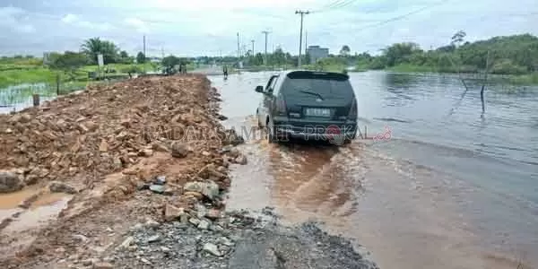 PERBAIKAN : kawasan jalan Pangkalan Bun-Kolam yang terendam banjir sedang dalam perbaikan. Jadwal penutupan Jalan H. Ahmad Saleh atau jalan Pangkalan Bun-Kotawaringin Lama (Kolam) diperpanjang. Hal itu dilakukan untuk merampungkan proses perbaikan.(GUSTI HAMDAN/RADAR PANGKALAN BUN)
