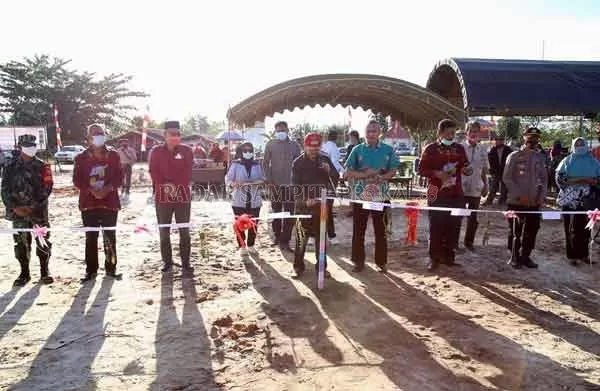 SIAP OPERASI : Bupati Seruyan Yulhaidir meresmikan Pasar Induk 69 di Kecamatan Seruyan Raya.(HENDRI/RADAR SAMPIT)