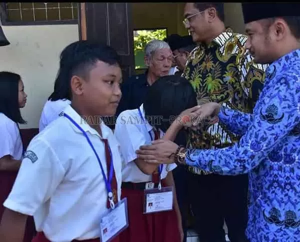 BERI SEMANGAT : Walikota Palangka Raya Fairid Naparin ketika mengunjungi pelajar di salah satu sekolah di Palangka Raya beberapa waktu lalu sebelum pandemi Covid-19.(ISTIMEWA HUMAS PEMKOT)
