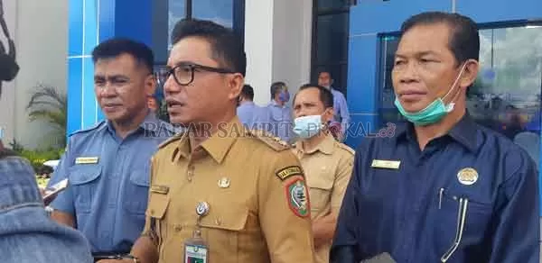 BERSAMA EKSEKUTIF: Anggota Komisi IV Nadie, bersama dengan Bupati Kotim Supian Hadi usai menghadiri peresmian kantor pelayanan PDAM Darma Tirta Sampit.(RADO/RADARSAMPIT)
