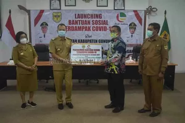 SALURKAN: Bupati Gumas Jaya S Monong didampingi Wakil Bupati Efrensia LP Umbing, Kepala Dinsos Jhonson Ahmad, dan Pimpinan Bank Kalteng Cabang Kuala Kurun Empas S Umar, meluncurkan penyaluran BST secara simbolis kepada perwakilan KPM penerima bantuan, di ruang rapat lantai I Kantor Bupati, Selasa (10/11).(DISKOMINFO SANTIK FOR RADAR SAMPIT)