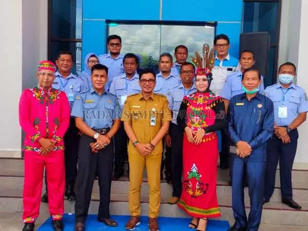 FOTO BERSAMA: Bupati Kotim Supian Hadi foto bersama usia melakukan peresmian gedung baru PDAM, Senin (9/11).(YUNI/RADARSAMPIT)