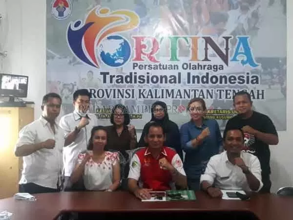 PORTINA KALTENG : Ketua Persatuan Olahraga Tradisional Indonesia (Portina) Provinsi Kalimantan Tengah Karuhai TN Asang (tengah)/ bersama pengurus bangga dengan dinobatkannya 'Besei Kambe' alias dayung hantu menjadi juara satu nasional dalam ajang Festival Olahraga Tradisional Asli Daerah Indonesia 2020.(DODI/RADARPALANGKA)