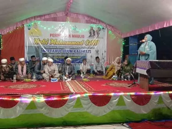 DESA SANTRI : Bupati Kotawaringin Barat Hj Nurhidayah saat menghadiri peringatan Maulid Nabi Muhammad SAW di Pondok Mistahul Ulum, Jalan Utama Kumpai Batu Atas Kalimati Lama, RT 04,  Pasir Panjang, Selasa (10/11) malam.(SULISTYO/RADAR PANGKALAN BUN)
