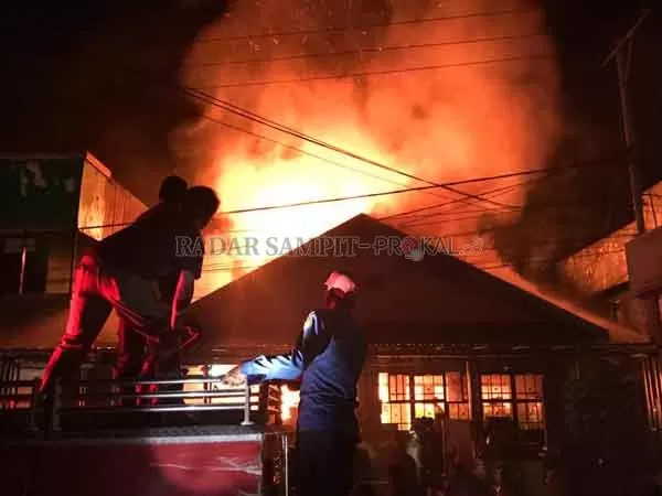 AMUK BANGUNAN: Api yang masih berkobar di rumah makan Jalan A Yani Kapuas, kemarin (11/11).(ALEXANDER/RADAR SAMPIT)