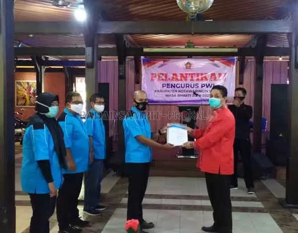 PELANTIKAN : Ketua PWI Provinsi Kalteng Haris Sadikin saat melantik pengurus PWI Kobar periode 2020-2023 di Arsela Hotel, Kamis (12/11).(RINDUWAN /RADAR PANGKALAN BUN )