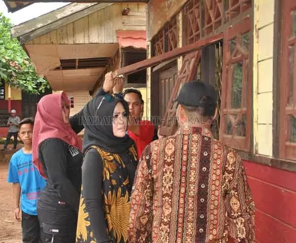Wakil Bupati Seruyan Hj Iswanti saat berkunjung ke salah satu sekolah di kabupaten itu.(DOK.RADAR SAMPIT)