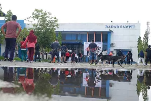 SERU: Senam sehat yang digelar Radar Sampit berlangsung seru dengan musik yang membuat peserta bertambah semangat, Minggu (15/11). Sejumlah peserta yang beruntung juga mendapatkan dorprize menarik.(USAY NOR RAHMAD/RADAR SAMPIT)