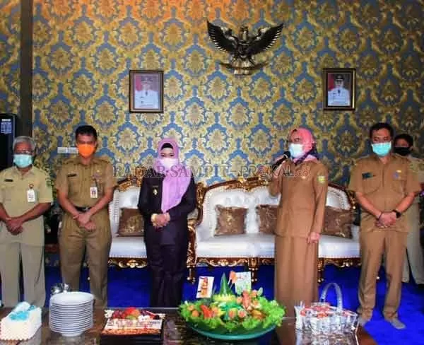 BERBAHAGIA : Sekretaris Daerah Kota Palangka Raya Hera Nugrahayu bersama jajaran pemerintah kota saat memberikan kejutan bagi Wakil Wali Kota Palangka Raya Umi Mastikah yang tepat berulang tahun, Senin (16/11) kemarin.(FOTO IST HUMAS PEMKOT)