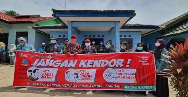 SOSIALISASI : Bupati Kotim Supian Hadi bersama kader PKK giat lakukan sosialisasi Prokes dilingkungan masyarakat belum lama tadi.(IST/RADARSAMPIT)