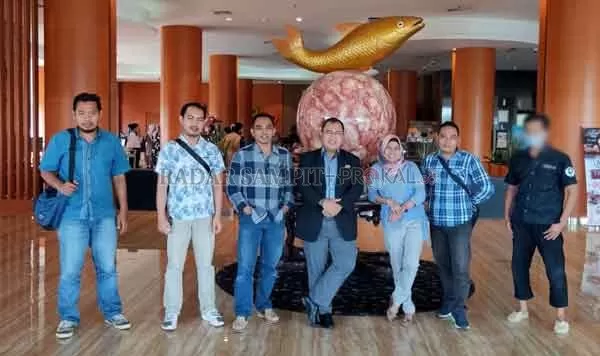 AKRAB: General Manager ABHS Didik S Abadi (tengah) berfoto bersama Manajemen Radar Sampit, Selasa (17/11).(ABHS FOR RADAR SAMPIT)