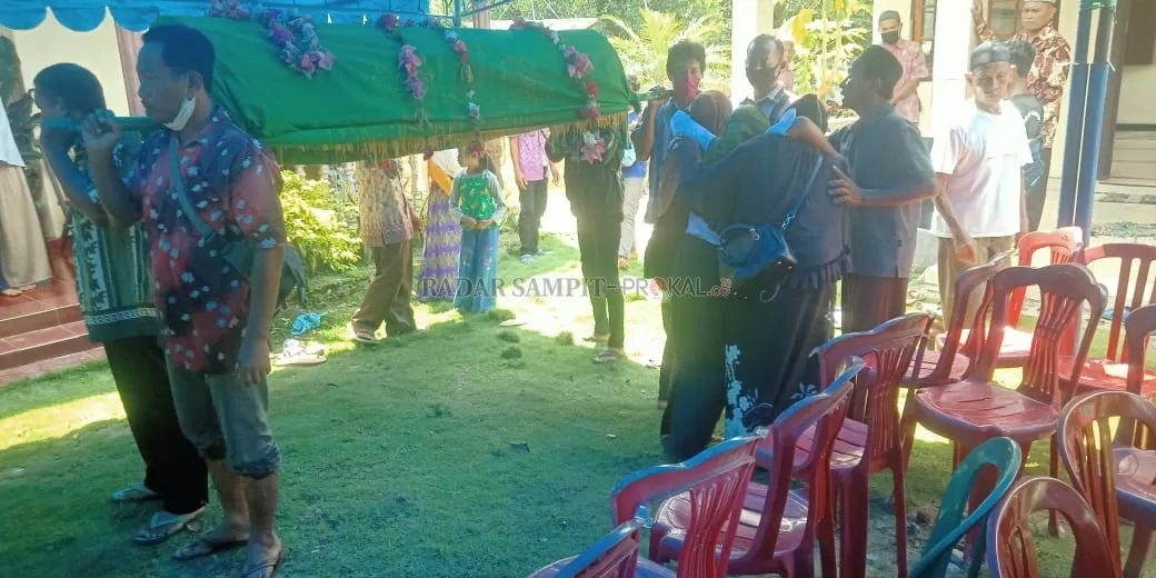 GANTUNG DIRI : GN (26) langsung dimakamkan di pemakaman desa Sidomulyo, Kecamatan Pangkalan Banteng setelah menjalani visum.