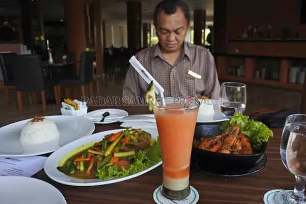 Manajer Food and Beverage ABHS Sistiarto di depan hidangan istimewa Lios Cafe ABHS.(HERU PRAYITNO/RADAR SAMPIT)