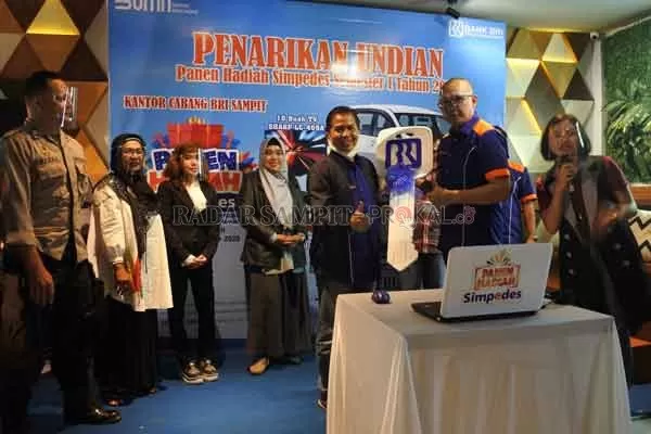 VIRTUAL: Kepala Kantor Cabang BRI Sampit Agung Ari Wibowo mengundi hadiah Simpedes di Nosh Cafe, Sabtu (21/22) malam.