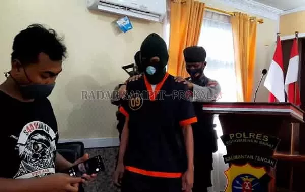 TERSANGKA BARU: Polres Kobar menetapkan Riki Fitriyadi, pemilik dan pemodal tambang ilegal di Kecamatan Arut Utara sebagai tersangka baru. (RINDUWAN /RADAR SAMPIT)
