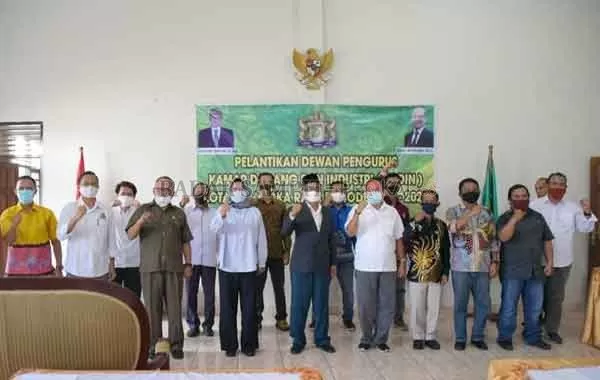 BERSINERGI : – Sekda Kota Palangka Raya Hera Nugrahayu saat menghadiri sekaligus memberikan sambutan dalam acara pelantikan dewan pengurus Kadin Palangka Raya, sabtu (21/11).(FOTO IST HUMAS PEMKOT)