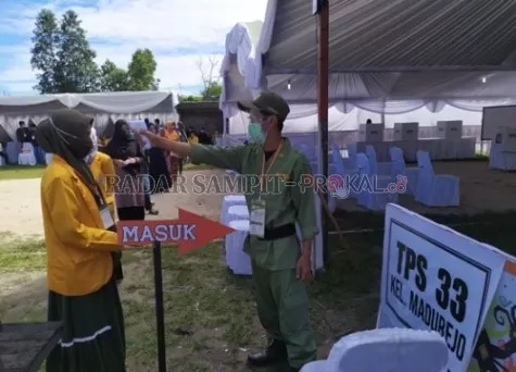 SIMULASI : Masyarakat mengikuti simulasi pemungutan suara yang dilakukan KPU Kobar dan menekankan penerapan Prokes di Kelurahan Madurejo, Kecamatan Arut Selatan, Kotawaringin Barat, Senin (23/11).