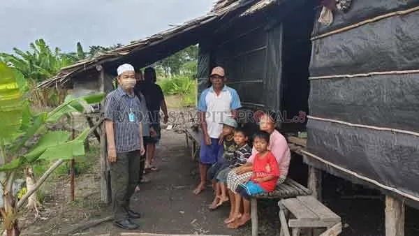 Bupati Seruyan Yulhaidir saat menyambangi salah satu rumah warga.(DOK.RADAR SAMPIT)