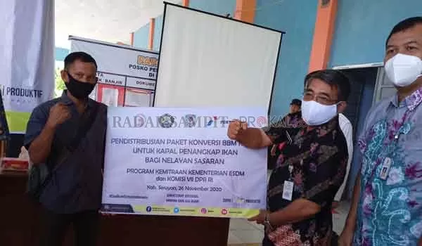 BANTUAN NELAYAN: Asisten III Setda Seruyan Tunjarsyah (dua dari kanan) saat menyerahkan secara simbolis paket bantuan konversi BBM ke BBQ kepada salah satu nelayan setempat di aula kantor BPBD Seruyan, Kamis (26/11) kemarin. (ALDI SETIAWAN/RADAR SAMPIT)