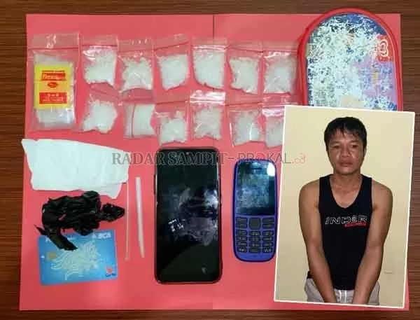 TARGET OPERASI: Mulyadi (34) warga Jalan Badan XIII saat diamankan aparat kepolisian Polda Kalteng lantaran kepemilikan narkotika jenis sabu, sebanyak 12 paket siap edar dengan berat 59,98 gram lebih.(IST RADAR PALANGKA)