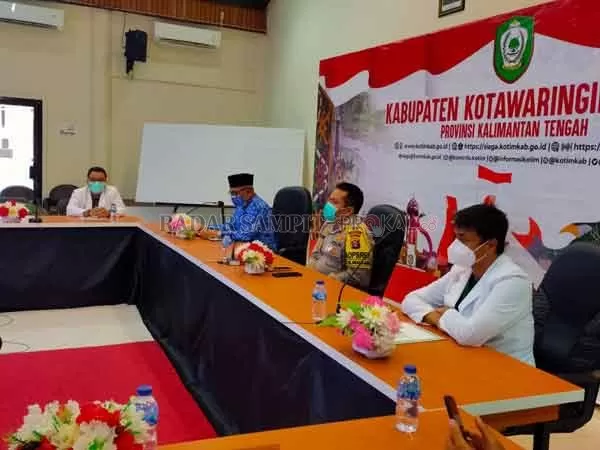 KONFERENSI PERS: Satgas Penanganan Covid-19 Kotim memberikan penjelasan meninggalnya Febby Yudha Herlambang, Senin (30/11).(YUNI/RADAR SAMPIT)