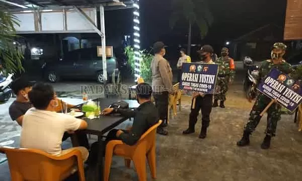 KETAT: Petugas gabungan TNI, Polri, melaksanakan kegiatan operasi yustisi dengan menyasar ke sejumlah kafe yang ada di wilayah Kecamatan Baamang, Senin (30/11) malam.(POLSEK/RADAR SAMPIT)