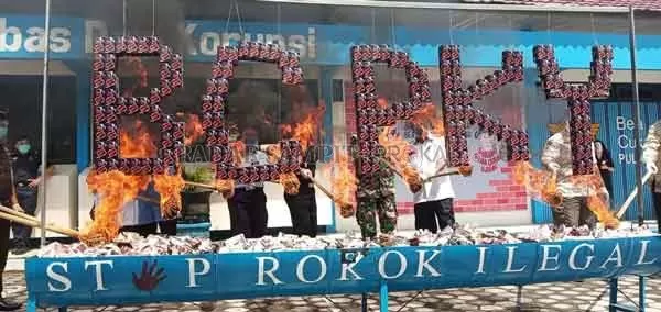 BAKAR : jajaran Kantor Pengawasan dan Pelayanan Bea Cukai Tipe Madya Pabean C  (KPPBC TMP C) Palangka Raya dan instansi lain melakukan pemusnahan Barang Milik Negara (BMN) dengan cara dibakar dan dibuang.(DODI/RADARPALANGKA)